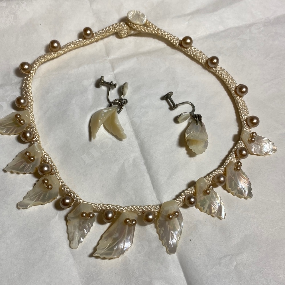 Vintage Leafs Pearls necklace and screw on earrings